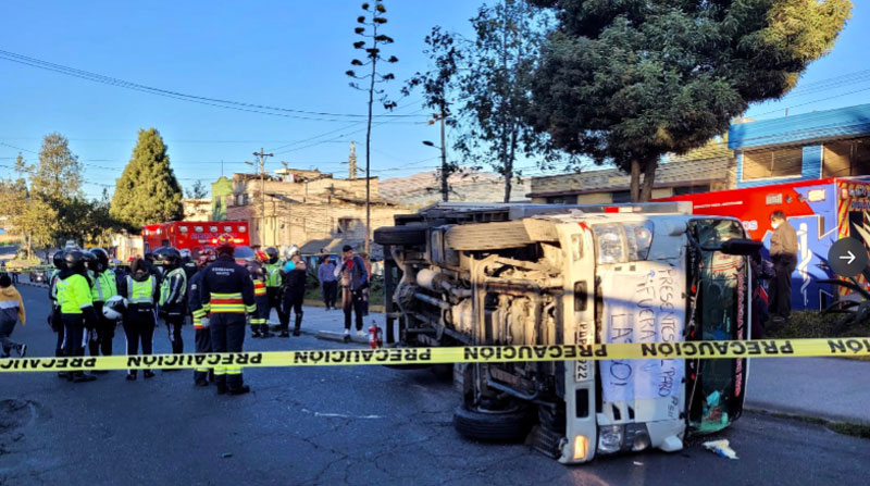 12 personas resultaron afectadas por el volcamiento del camión en la av. Maldonado. El vehículo llevaba una pancarta en referencia a la protesta. Foto: Twitter Bomberos Quito
