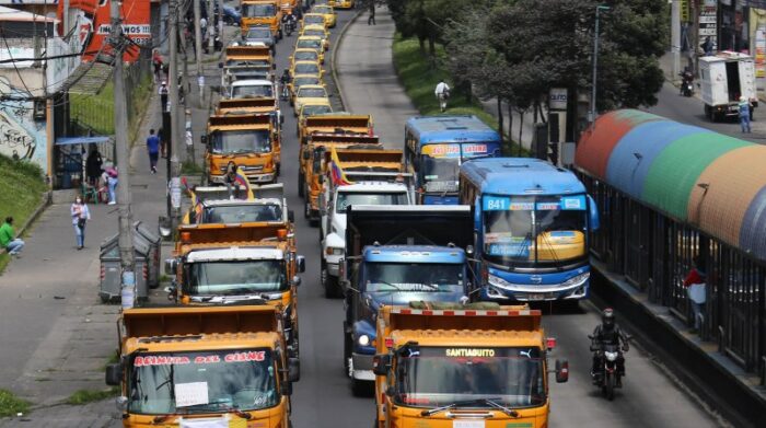 Taxistas y volqueteros protagoni­zaron una caravana por la avenida Mariscal Sucre, pasaron a la altura del Hospital del Sur. Foto: Julio Estrella / El Comercio
