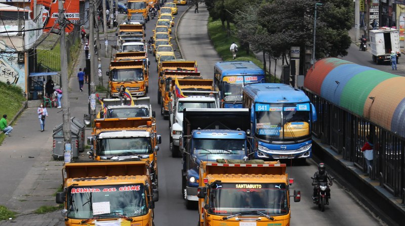 Taxistas y volqueteros protagoni­zaron una caravana por la avenida Mariscal Sucre, pasaron a la altura del Hospital del Sur. Foto: Julio Estrella / El Comercio