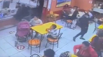 En un video compartido en redes sociales se observa el hecho que ocurrió en un restaurante de Santo Domingo. Foto: Captura de pantalla.