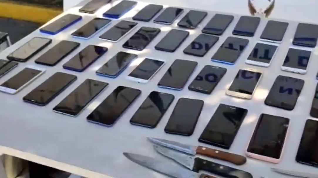 Un total de 85 celulares fueron retirados durante el operativo realizado por la Policía Nacional. Foto: Captura de pantalla.
