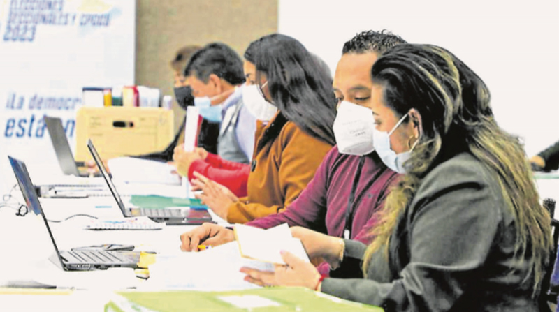 Miembros de la Comisión Verificadora del CNE revisan la documentación de los postulantes al Cpccs de cara a las elecciones de febrero del 2023. Foto: Cortesía