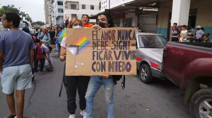 Jóvenes sostuvieron letreros sobre el amor. Foto: Mario Naranjo