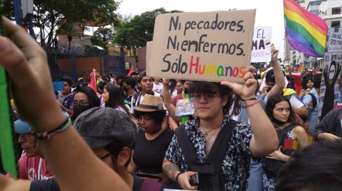 La concentración de personas pidió terminar con la violencia y discriminación. Foto: Mario Naranjo