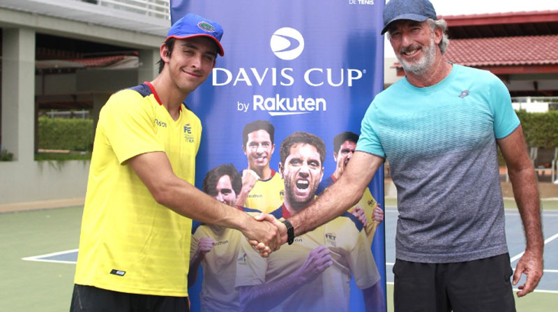 Andrés Andrade (izq.) saluda con Raúl Viver, capitán del equipo de Copa Davis de Ecuador. Foto: FET