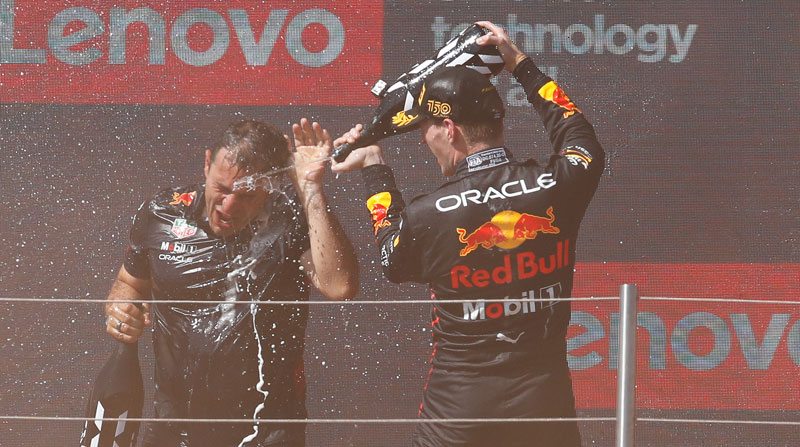 Max Verstappen del Red Bull Racing festeja en el podio del GP de Francia el 24 de julio del 2022. Foto: EFE