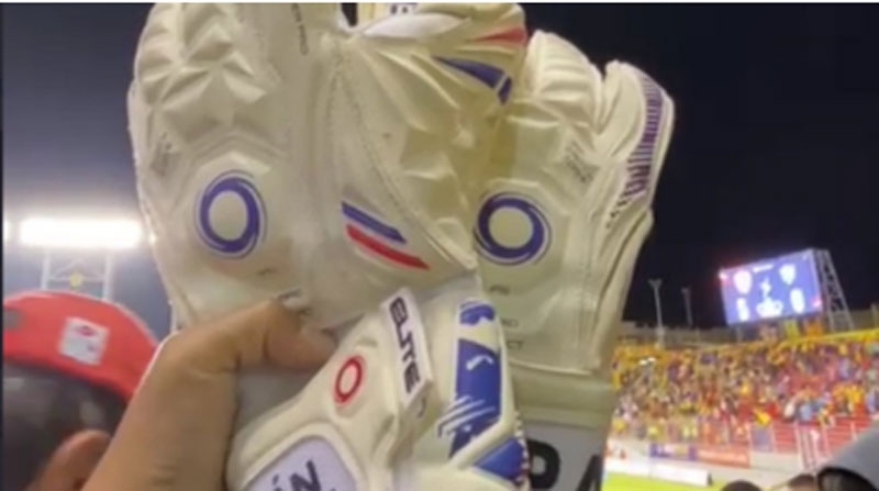 Estos son los guantes que Hernán Galíndez regaló a un hincha en el estadio del Aucas. Foto: Twitter @AndyMoralesD