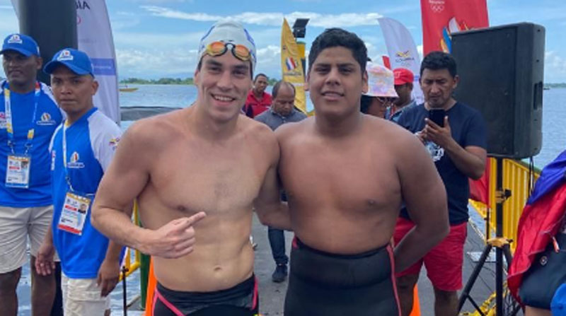 Esteban Enderica y David Farinango ganaron oro y plata, en ese orden, de los 10 000 metros aguas abiertas de Valledupar 2022. Foto: Twitter @ECUADORolimpico