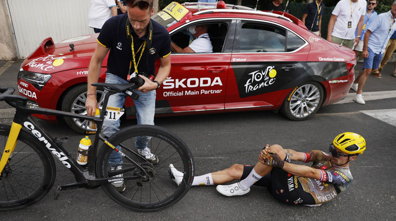Primoz Roglic se cayó en la etapa 5 del Tour de Francia, el 6 de julio del 2022. Foto: EFE