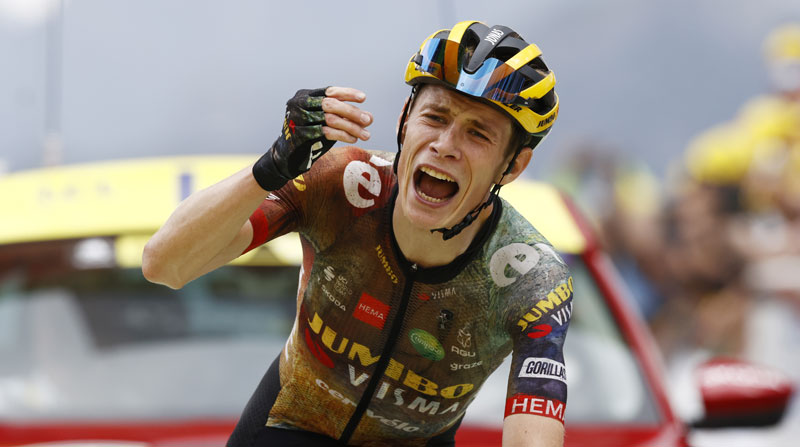 Jonas Vingegaard, del Jumbo Visma, festeja al ganar la etapa 11 en el Tour de Francia el 13 de julio del 2022. Foto: EFE