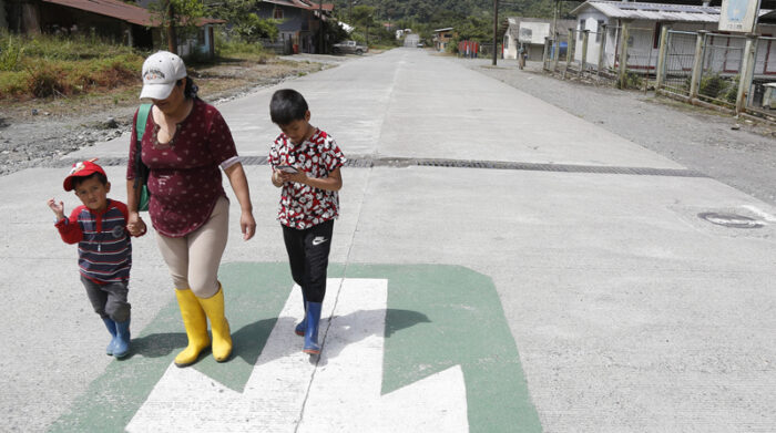 María, su hijo y su sobrino caminan por una calle de San Luis. Viven ahí hace diez años y permanecerán hasta ser reubicados. Foto: Diego Pallero / EL COMERCIO