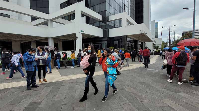 Largas filas se registraron en los exteriores del Registro Civil, en el norte de Quito, este 4 de julio de 2022. Foto: Orlando Silva / EL COMERCIO.