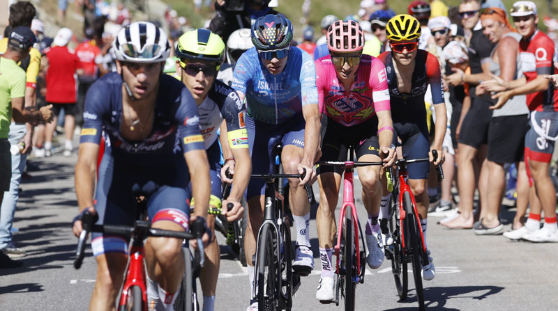 Giulio Ciccone (izq.), Louis Meintjes, Chris Froome, Neilson Powless y Thomas Pidcock (der.) en el Tour de Francia el 14 de julio del 2022. Foto: EFE