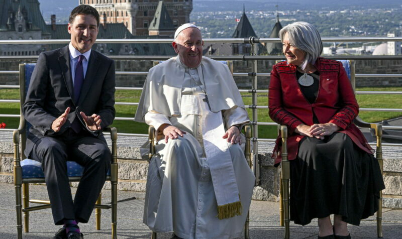 Justin Trudeau, primer ministro canadiense se reúne con el papa Francisco, como parte de la agenda del sumo pontífice. Foto: EFE.