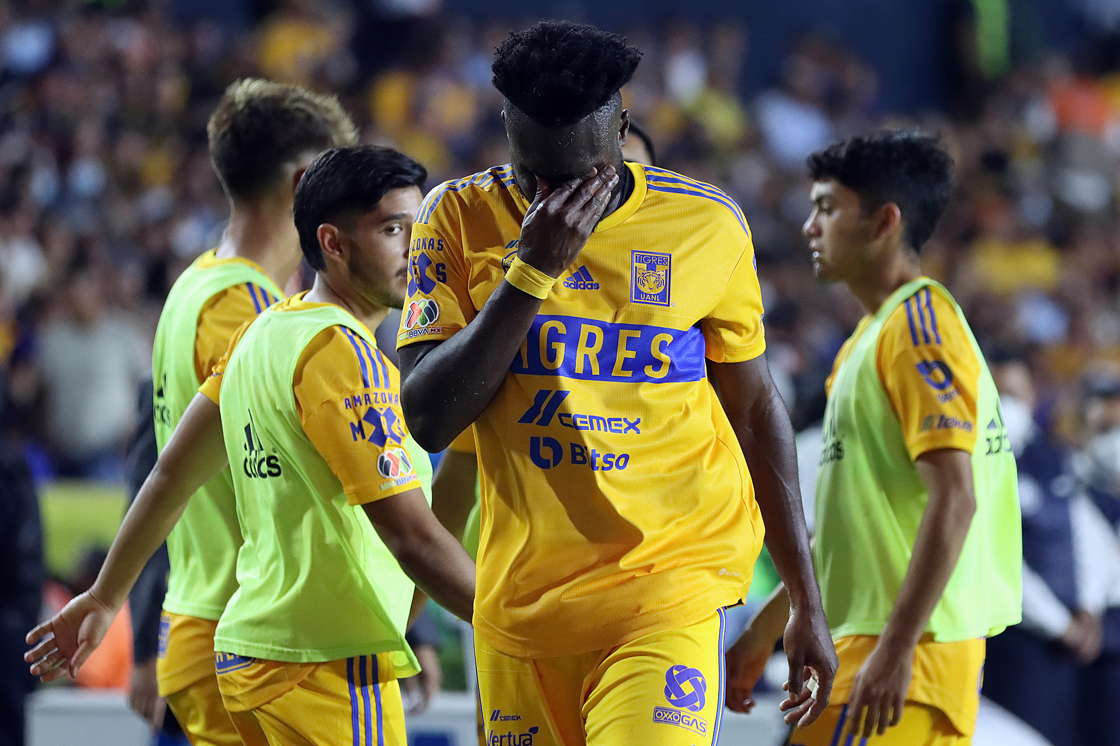 Jordy Caicedo de Tigres reacciona al ser expulsado ante el Querétaro hoy, durante un partido por la jornada 6 del torneo Apertura 2022 de la Liga MX disputado en el estadio Universitario, en Monterrey, estado de Nuevo León (México). EFE/ Antonio Ojeda
