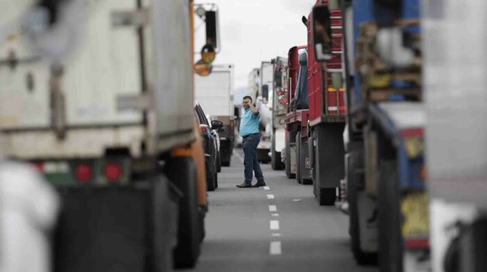 Camiones bloqueados durante una protestas de docentes y camioneros en la carretera panamericana en el sector de Natá, provincia de Coclé (Panamá). Foto: EFE.