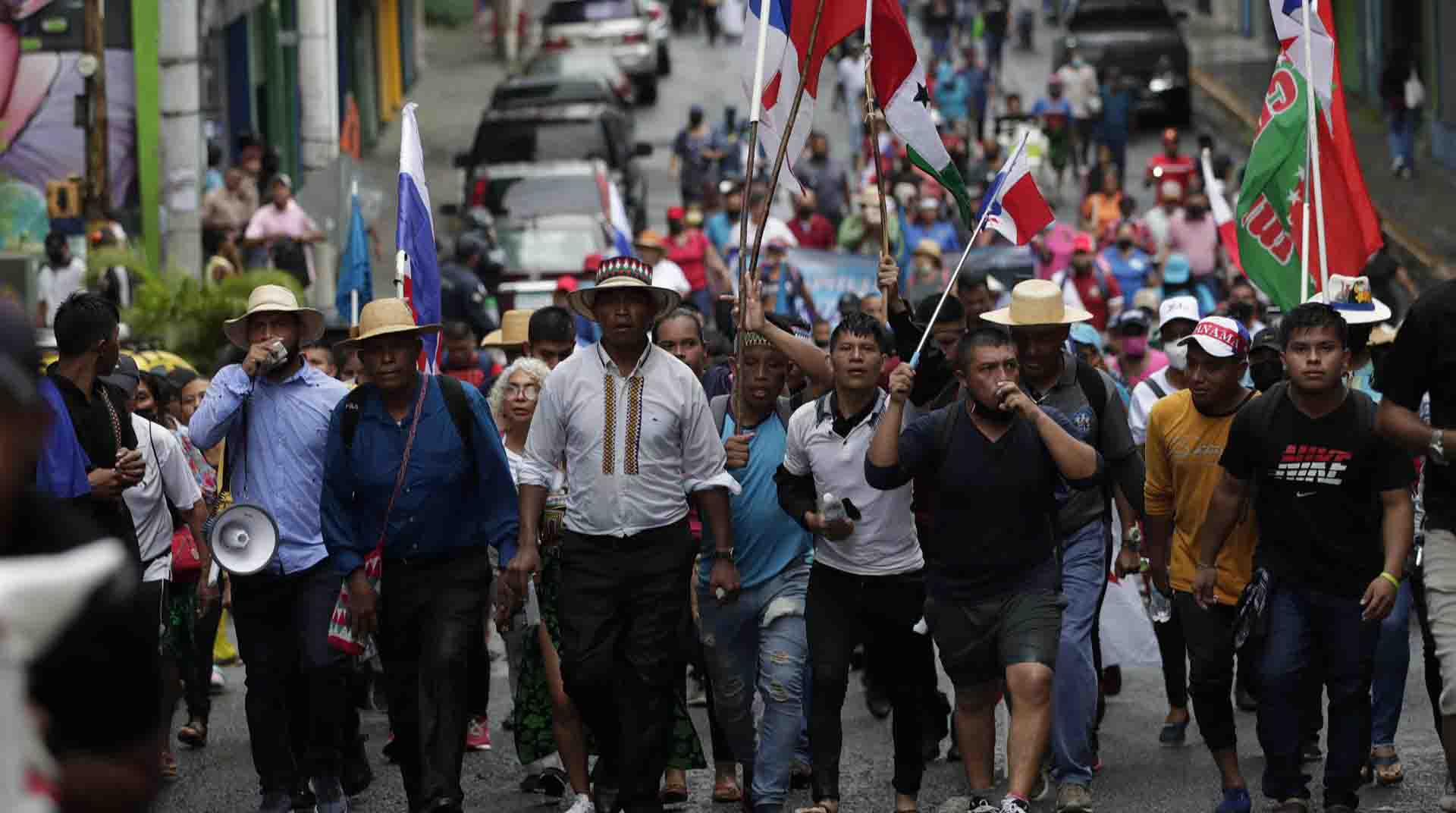 La Comarca Ngöbe Buglé y docentes marchan en grupo hacia la presidencia de Panamá para exigir al gobierno de Laurentino Cortizo el congelamiento del combustible y bajar los costos de los medicamentos. Foto: EFE.