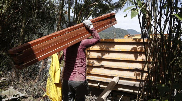 La familia de Joaquín Salcedo desocupó su carpintería y hogar el viernes 15 de julio. El socavón se encuentra a 40 metros. Foto: Diego Pallero / EL COMERCIO