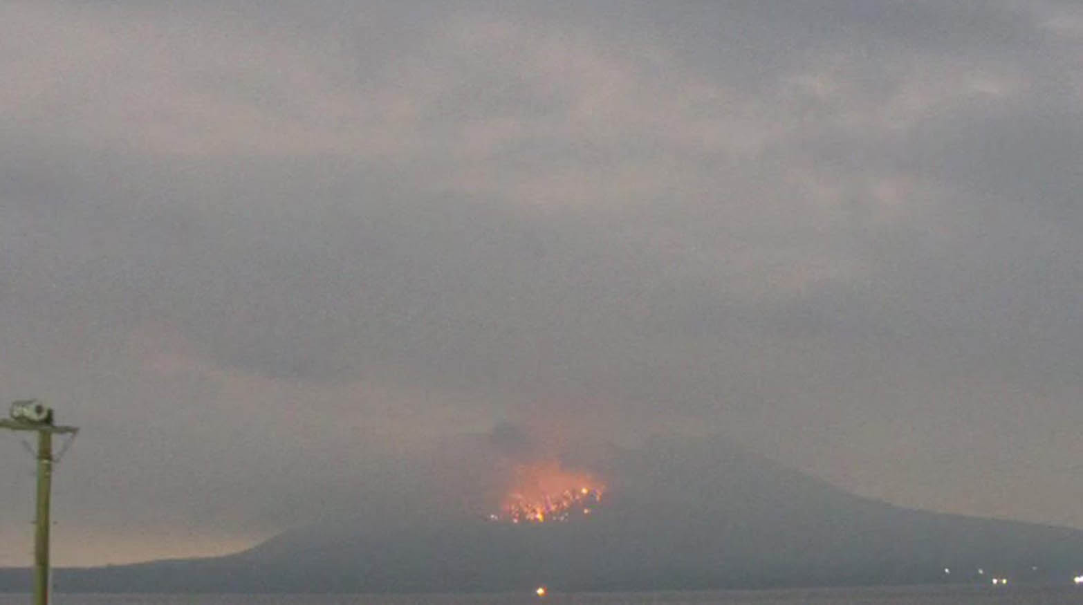 Una cámara de vigilancia de la Agencia Meteorológica de Japón muestra la erupción del volcán Sakurajima en Kagosima, al suroeste de Japón. Foto: EFE.