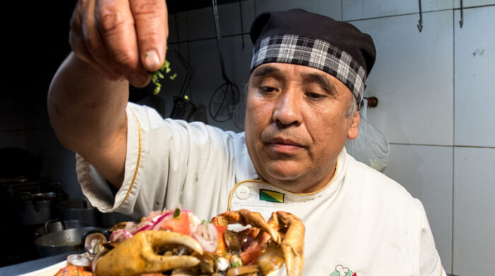 Marco Chichomín, el chef detrás de los Cangrejos de Nayón. Su esposa Nidia aprueba la sazón. Llevan 23 años en el negocio. Foto: Carlos Noriega Y Diego Pallero / EL COMERCIO