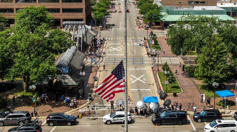 Fotografía aérea tomada este martes 5 de julio con un dron en la que se registró la bandera estadounidense a media asta en la calle en la que la víspera se ejecutó un tiroteo masivo. Foto: EFE