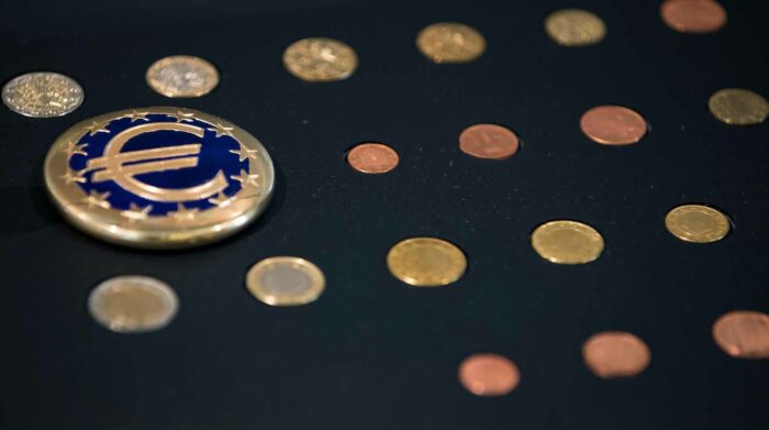 Vista de diferentes monedas de euro en un exposición en el Museo de la Moneda de París en una imagen de archivo. Foto: EFE.