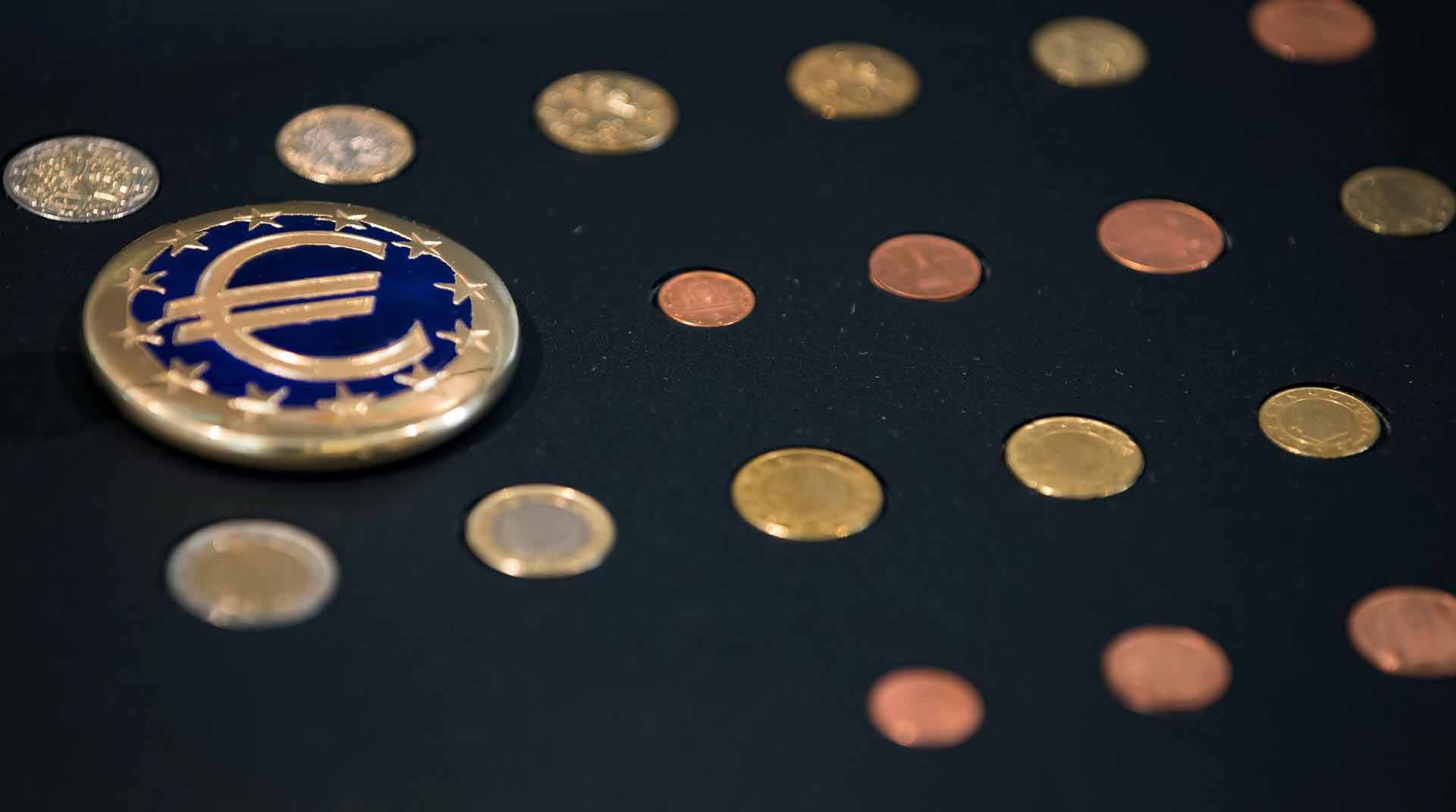 Vista de diferentes monedas de euro en un exposición en el Museo de la Moneda de París en una imagen de archivo. Foto: EFE.