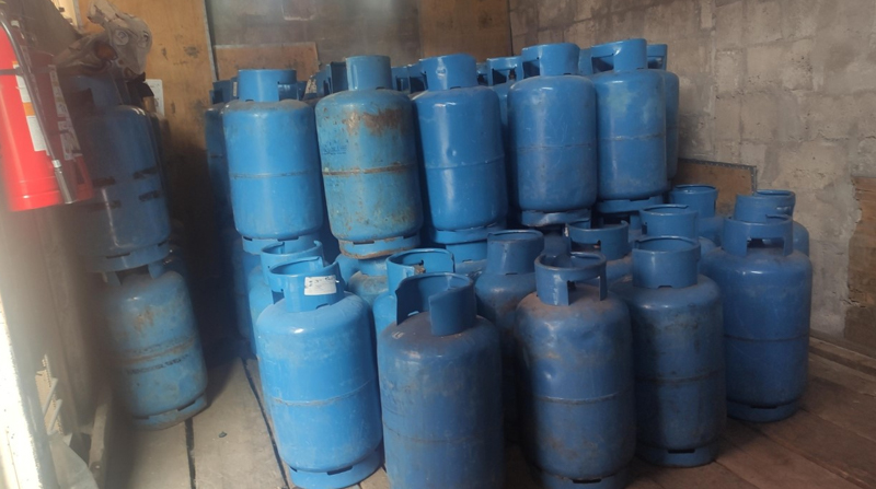 Los 200 cilindros de gas doméstico que comercializa María Uyaguari están vacíos. No ha podido abastecerse desde hace un mes. Foto: Ivonne Mantilla / EL COMERCIO