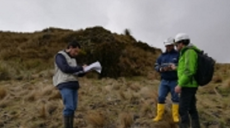 Técnicos del Ministerio dle Ambiente acompañan a los técnicos del Laboratorio Gruntec para tomar muestras de agua en el proyecto minero Loma Larga, en Azuay. Foto: Cortesía Ministerio del Ambiente-Azuay