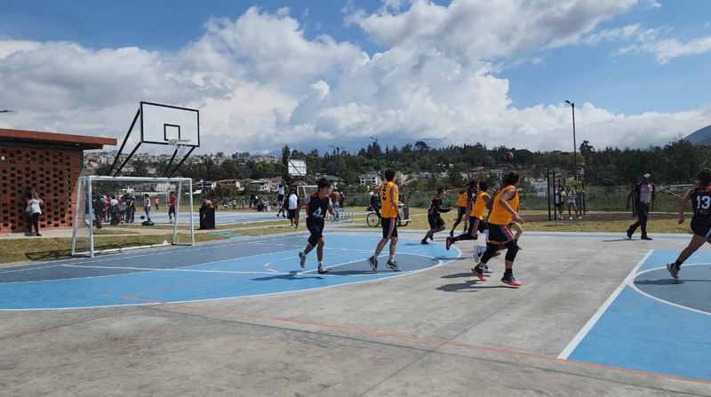 Escuelas de básquet inauguraron las canchas del nuevo parque. Foto: Evelyn Jácome / EL COMERCIO