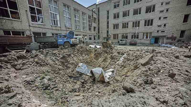 Imagen referencial de un edifico en escombros en Ucrania tras un ataque ruso. Foto: EFE.