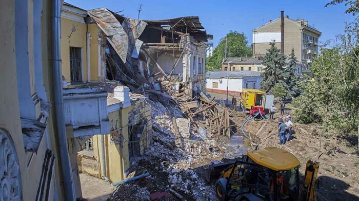 Imagen referencial de los equipos de rescate actuando en las ruinas de un edificio bombardeado en Ucrania. Foto: EFE.