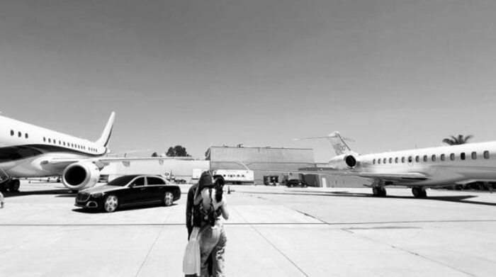 Kylie Jenner publicó una foto junto a su ovio Travis Scott y el jet personal de cada uno de ellos. Foto: Instagram @kyliejenner