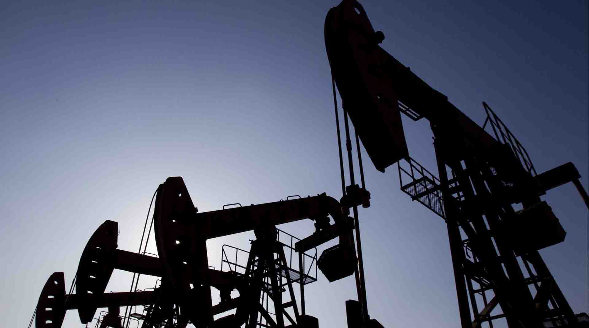 El precio del petróleo intermedio de Texas (WTI) bajó este miércoles un 1,9 % y cerró en 102,26 dólares el barril. Foto: EFE.