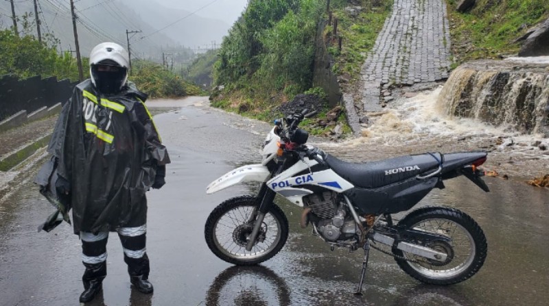 La Policía indicó que se encuentra un cierre vial a las 17:18 de este 4 de julio a la altura de la parroquia Ulba, en Baños Tungurahua, debido al mal tiempo y deslizamiento de tierra. Foto: Policía Nacional