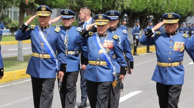 El general Fausto Salinas (centro) fue posesionado oficialmente en el cargo de comandante de Policía. Foto: Cortesía/Policía