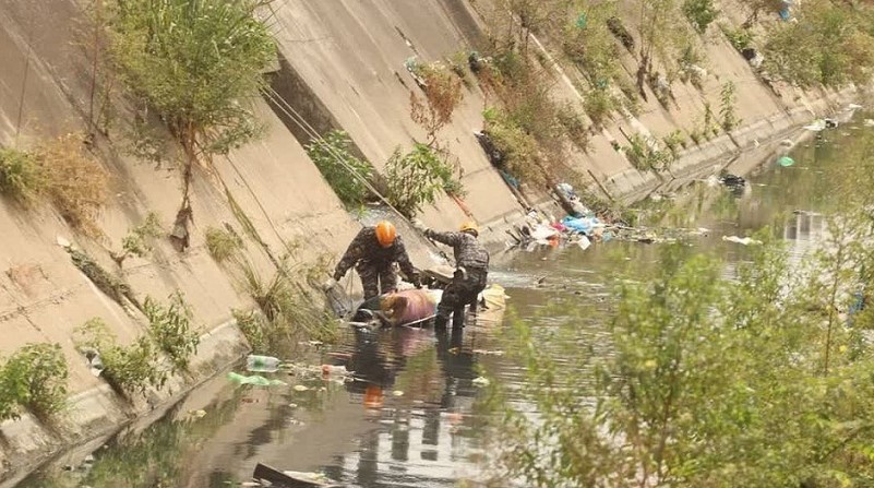 Rescatan cadáver de ducto de aguas lluvias en Guayaquil
