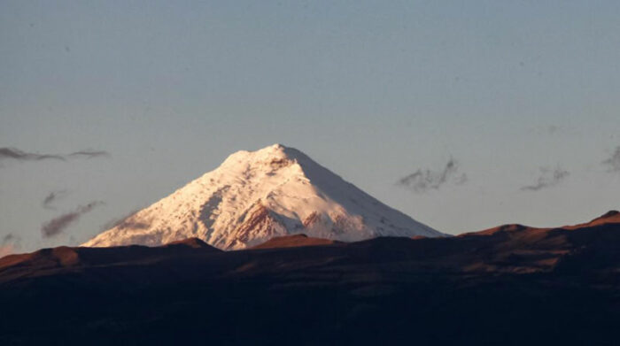 El cielo despejado permitió observar el volcán Cotopaxi desde Quito. Foto: Patricio Terán/ EL COMERCIO