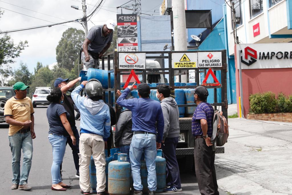 Las personas se aglomeran en un camión distribuidor de gas para conseguir un tanque. Foto: Patricio Terán / EL COMERCIO