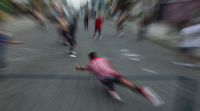 Para pelotear en la calle es indispensable estar dispuestos a dar la vida en cada una de las jugadas. Foto: Enrique Pesantes / EL COMERCIO.