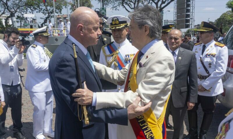 El vicepresidente Alfredo Borrero (i) junto al presidente Guillermo Lasso, en las fiestas de Guayaquil. Foto: Vicepresidencia de la República.