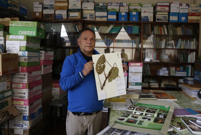 Carlos Cerón, botánico y coordinador del Herbario Alfredo Paredes de la UCE. Foto: Diego Pallero / El Comercio.