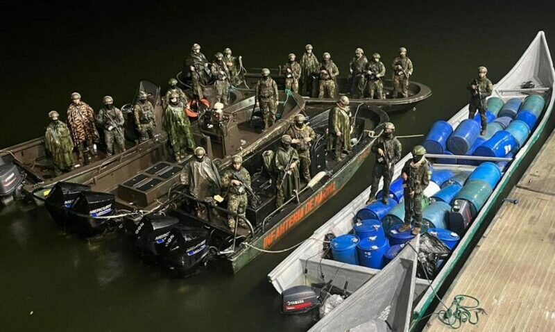 La Armada incautó cerca de 6 000 galones de combustible en la frontera de Ecuador y Colombia. Foto: Cortesía.