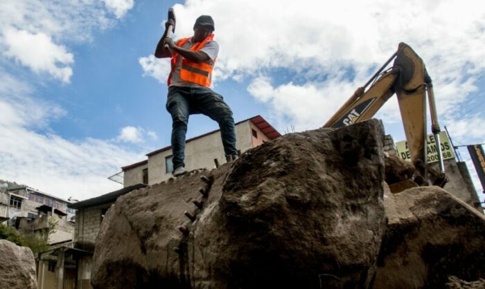 Rocas de gran volumen son trituradas por personal de la Epmaps, a la altura de la quebrada de El Tejado, en el norte de Quito. Foto: Carlos Noriega / El Comercio.