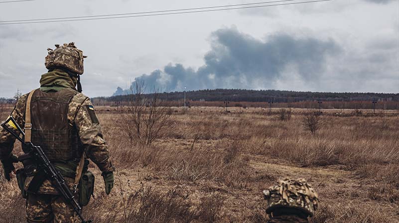 Imagen referencial. Un soldado del ejercito ucraniano observa el humo de los bombardeos. Foto: Europa Press.