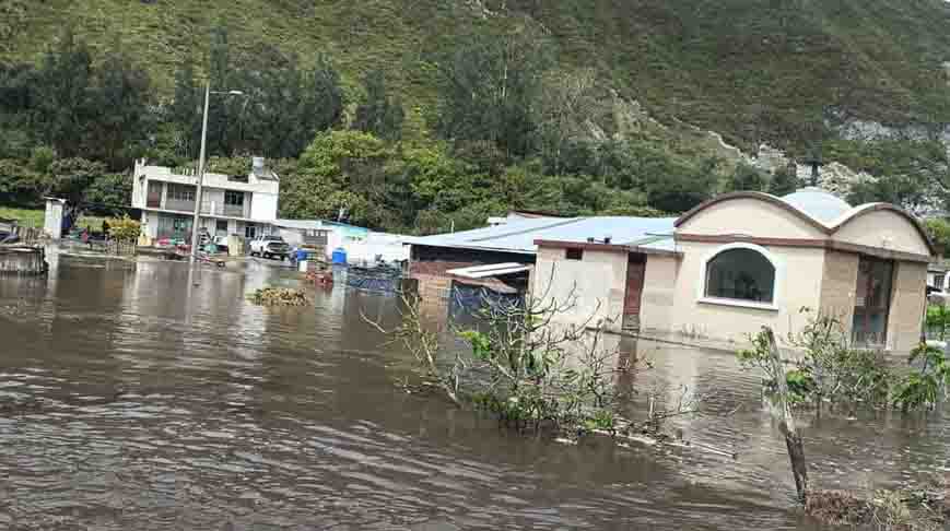 Las lluvias afectaron el sistema vial en Baños de Agua a Santa y el río Ambato se desbordó en la capital del Tungurahua. Fotos: Coertsía.