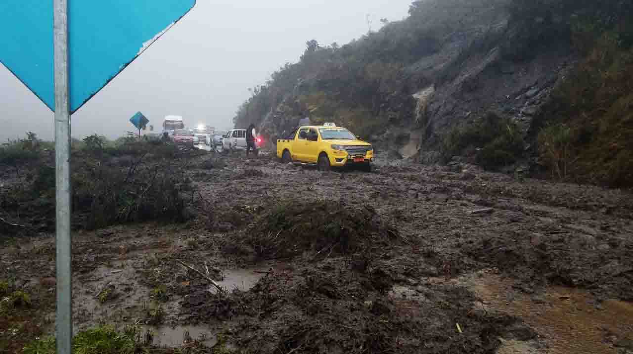 Un deslizamiento de tierra se registra en la vía Cuenca-Gualaceo-Limón. Foto: ECU 911 Austro.