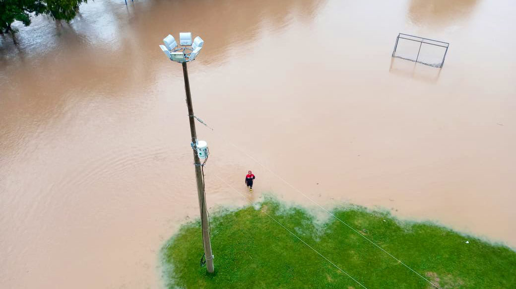 En las imágenes compartidas por el ECU 911 se observa la magnitud de la inundación que provocó el río Paute. Foto: ECU 911.
