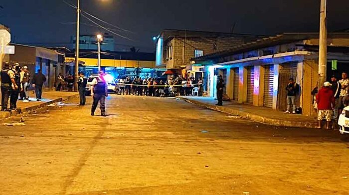 Un nuevo caso de sicariato se registró en La Libertad, Santa Elena. Una mujer fue asesinada mientras que un hombre resultó herido. Foto: Twitter La Calve Noticias