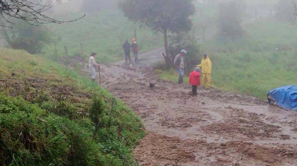 Gran cantidad de lodo, tierra y piedras se desperndieron de un cerro cercano a la zona afectada en el cantón Biblián, en la provincia de Cañar. Foto: ECU 911 Asutro.